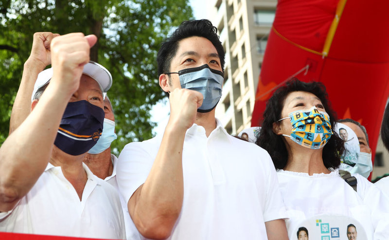 國民黨台北市長參選人蔣萬安（中）24日到台北市幼華高中出席北投區111年健行活動，向參與民眾致意拉票，爭取支持。中央社記者王騰毅攝  111年7月24日