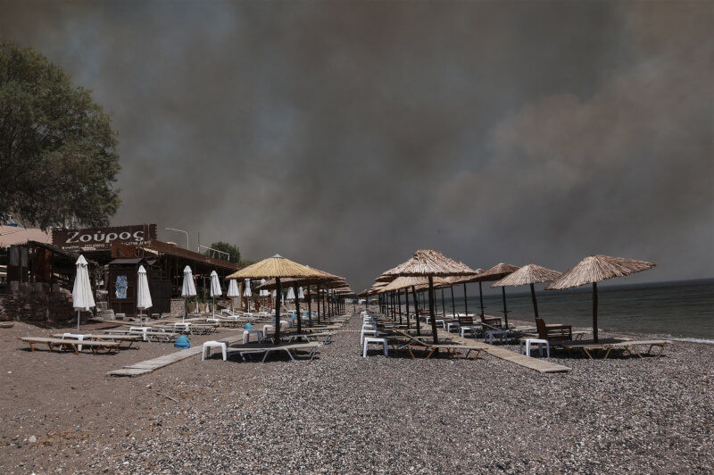 希臘列士波斯島濱海村落瓦捷拉遭野火襲擊，數以百計的觀光客和居民23日被迫撤離這處度假勝地。（法新社）