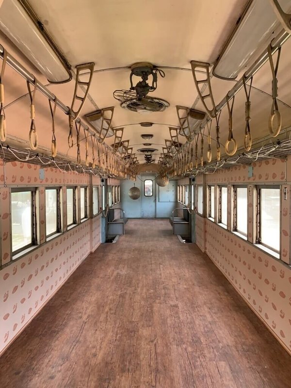 花蓮鳳林慢城廣場彩繪列車換新塗裝,外觀由設計師李明道以蝸牛圖騰打造,內部空間也整修一新,開放遊客體驗。(縱管處提供)中央社記者李先鳳傳真 111年7月24日