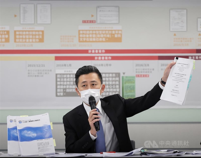 民進黨桃園市長參選人林智堅(圖)24日在民進黨中央黨部舉行碩士論文記者會表示,台大國發所的碩士論文,「我是原創,絕無抄襲」,題目發想在先、研究大綱在先、研究設計寫作也在先,並展示相關論文資料。中央社記者王飛華攝 111年7月24日