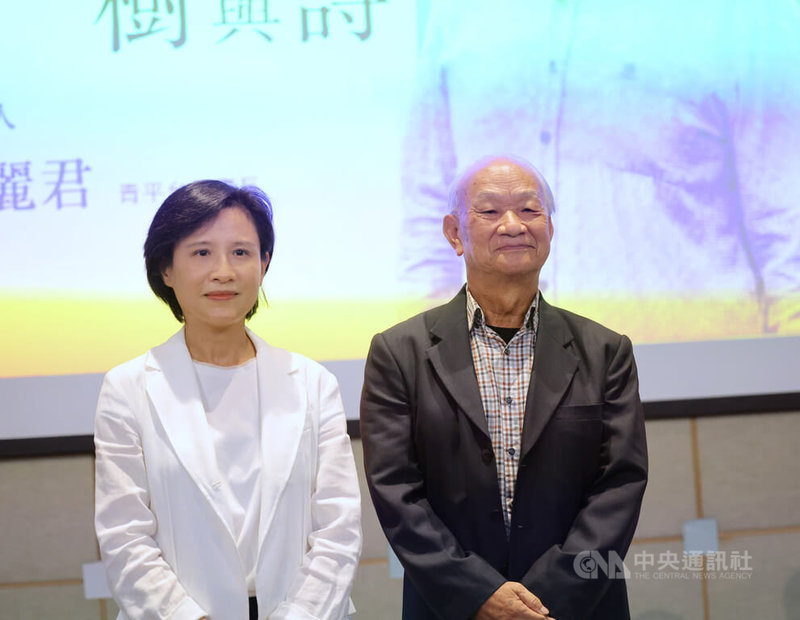 作家吳晟(右)24日在集思交通部國際會議中心舉行「一定要曰台灣-台灣原生種的樹與詩」講座,青平台董事長鄭麗君(左)擔任主持人。中央社記者王飛華攝 111年7月24日