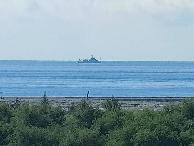 國軍漢光38號實兵演習25日登場,海軍出動在東部海域演訓,1艘海軍軍艦出現在台東卑南溪出海口、綠島間海域。(民眾提供)中央社記者李先鳳傳真 111年7月25日