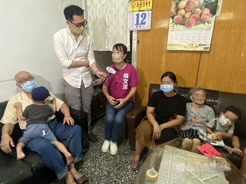 印尼看護工「麗娜」(右3)2年前受同鄉友人之託照顧其子,不料隨後竟逃逸失聯迄今,使得現今已2歲男童(左)無戶籍登記已成人球;台北市社會局25日說,將先安置男童,若找無生母將協助歸化本國籍和出養。中央社記者黃麗芸攝 111年7月25日