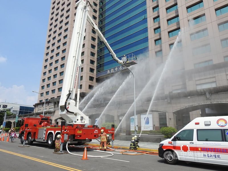 萬安演習25日登場，模擬板橋車站遭空襲，警消出動進行消防及救難演練，場面壯觀。中央社記者王鴻國攝  111年7月25日