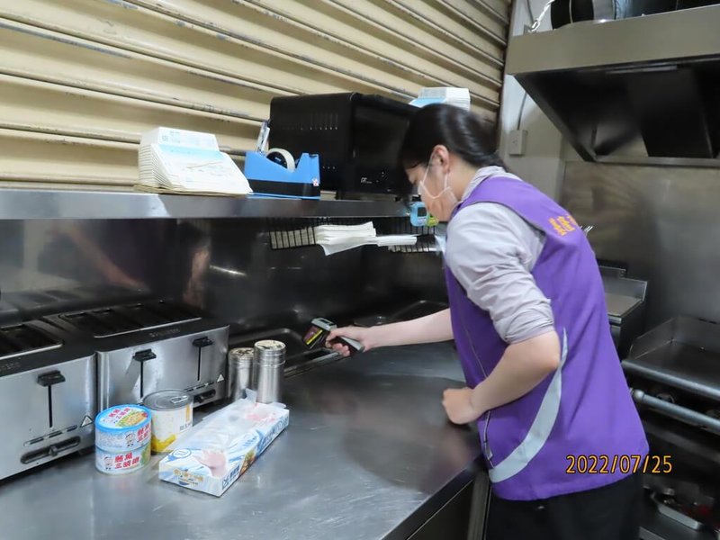 34名顧客從22日起到基隆市武隆街早餐店消費後,陸續出現疑似食物中毒症狀就醫,衛生局人員25日下午前往稽查,確認店家使用的箱蛋都在保存期限內,但仍有電風扇微髒等小缺失,已命業者暫停作業和販賣,要求在8月1日前改善。(基隆市衛生局提供)中央社記者王朝鈺傳真 111年7月25日