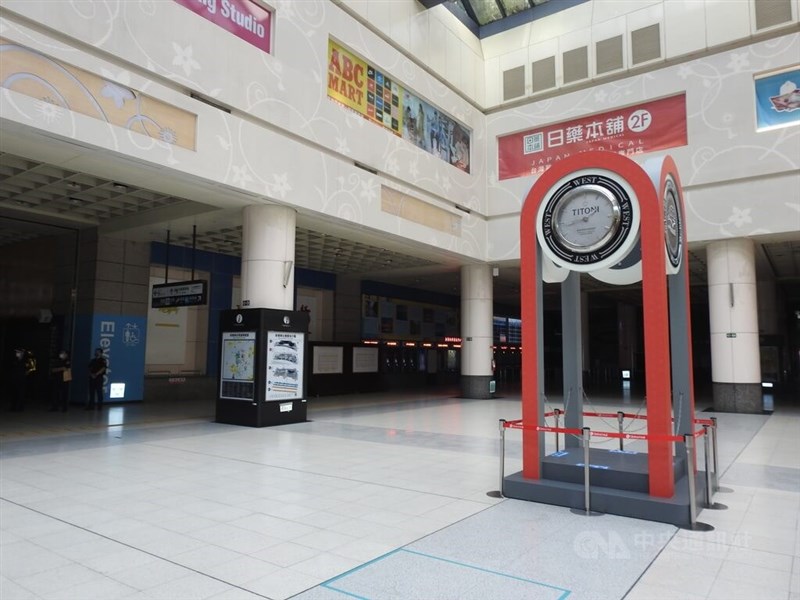 防空警報響起後,平時人多的板橋車站出現空無一人的疏散避難場景。中央社記者王鴻國攝 111年7月25日