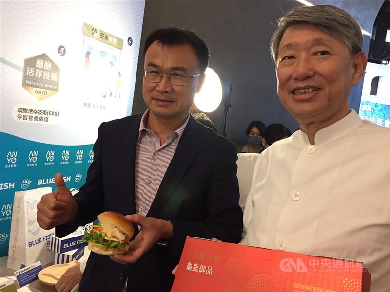 因應中國暫停輸入台灣石斑魚,政府強化內外銷及加工,農委會主委陳吉仲(左)25日表示,內銷目前非常順暢,價格維持非常穩定,而且活魚到東南亞非常順暢,遠超過預估的外銷300公噸目標。中央社記者楊淑閔攝 111年7月25日