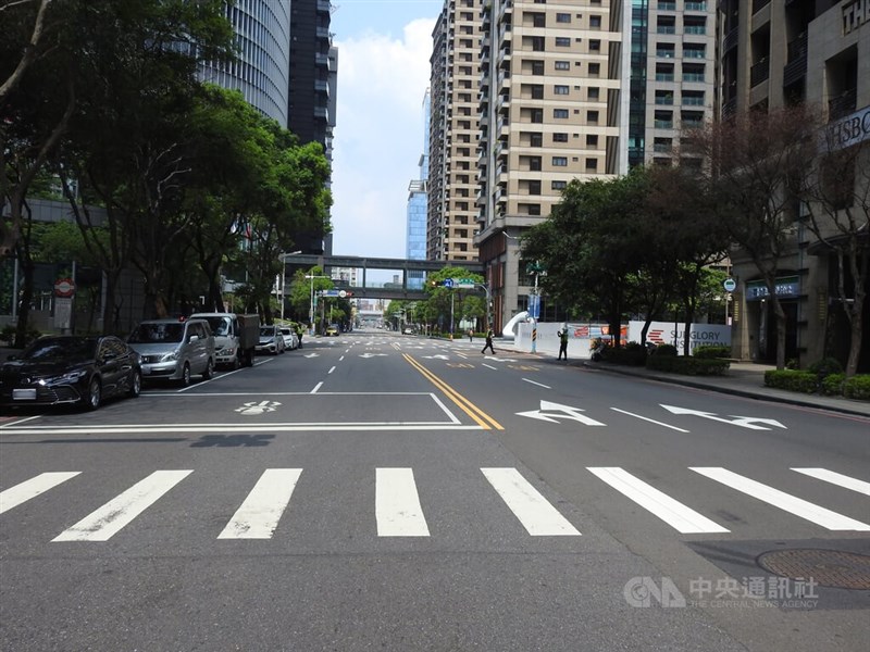 平時車水馬龍的新板特區,也出現街頭人車淨空避難的場景。中央社記者王鴻國攝 111年7月25日