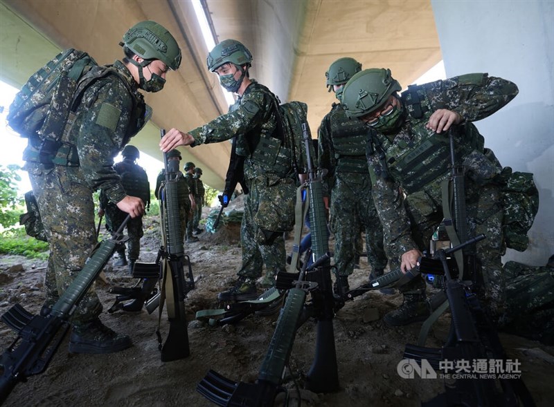 國軍漢光38號演習25日登場,為期14天新制教召部隊首次投入漢光,於新北八里臨港大道一帶挖掘將近百公尺長的壕溝及地堡,圖為國軍於戰術位置實施備戰部署。中央社記者趙世勳攝 111年7月25日