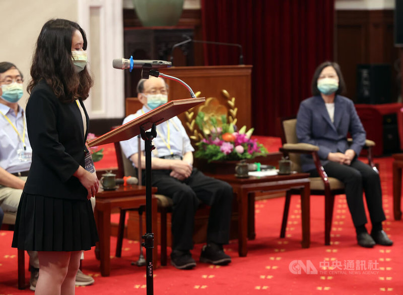 總統蔡英文(右)25日在總統府接見參加2022年各國國際科學展覽會代表團,中山女高學生洪苡珊(左)代表致詞。中央社記者鄭傑文攝 111年7月25日