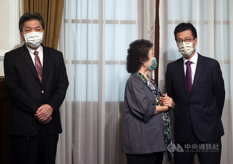 總統府25日舉行新任監察院副院長、總統府副秘書長、行政院政務人員及駐外大使宣誓典禮,典禮前監察院長陳菊(右2)向總統府副秘書長黃重諺、監察院副院長李鴻鈞(左)等人致意。中央社記者鄭傑文攝 111年7月25日