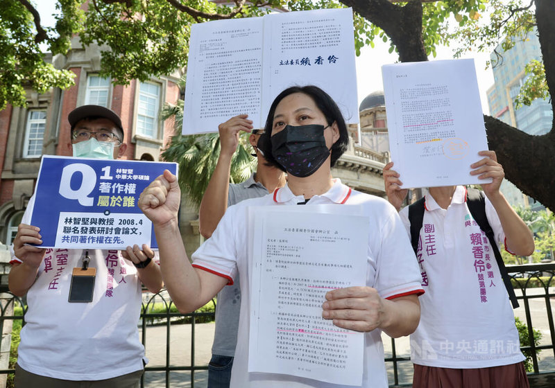 民眾黨桃園市長參選人賴香伶（前）25日下午在監察院外舉行記者會表示，民進黨桃園市長參選人林智堅論文案侵害新竹科學園區管理局著作權，科管局卻沒採取法律行動、放任權益受損，是否涉及瀆職、圖利他人等問題；她到監察院送出檢舉函，呼籲立案調查。中央社記者張皓安攝  111年7月25日