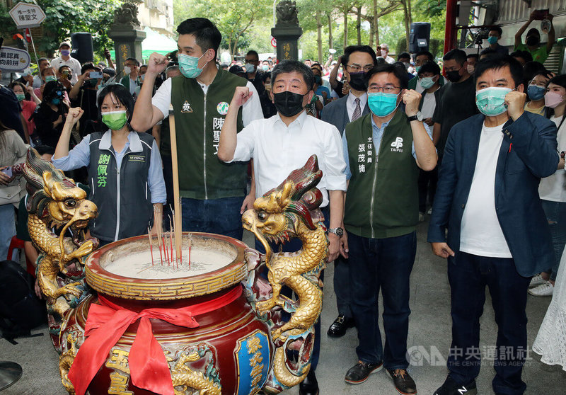 民進黨台北市長參選人陳時中（前中）25日起舉辦26場「阿中與你相見歡」見面會活動，首場活動在下內埔福安宮登場，民進黨議員參選人陳聖文（前左2）、民進黨台北市黨部主委張茂楠（前右2）等人出席。中央社記者郭日曉攝  111年7月25日