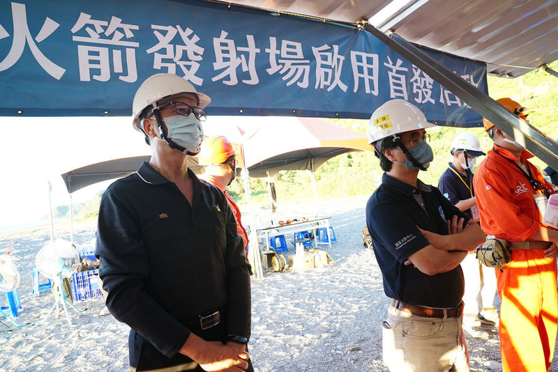 現任國家太空中心主任吳宗信(中)10年前創立陽明交通大學前瞻火箭研究中心(ARRC)。圖為7月10日資料畫面。(國家太空中心提供)中央社記者曾以寧傳真 111年7月25日