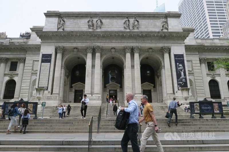 紐約公共圖書館本館名為蘇世民大樓,座落在曼哈頓第五大道精華地段,1967年列入紐約市地標,也是眾多影視作品取景地點。中央社記者尹俊傑紐約攝 111年7月25日