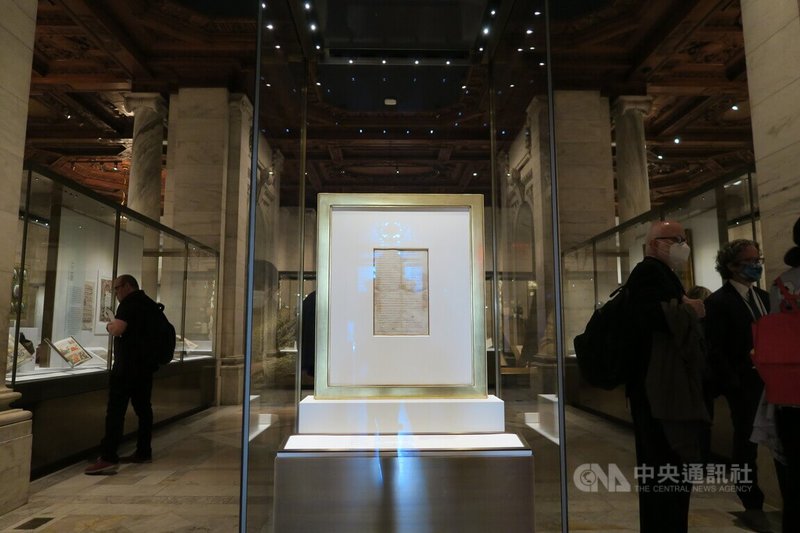 紐約公共圖書館「寶藏」展廳中央陳列美國第3位總統傑佛遜的獨立宣言手抄本,為鎮館之寶之一。中央社記者尹俊傑紐約攝 111年7月25日