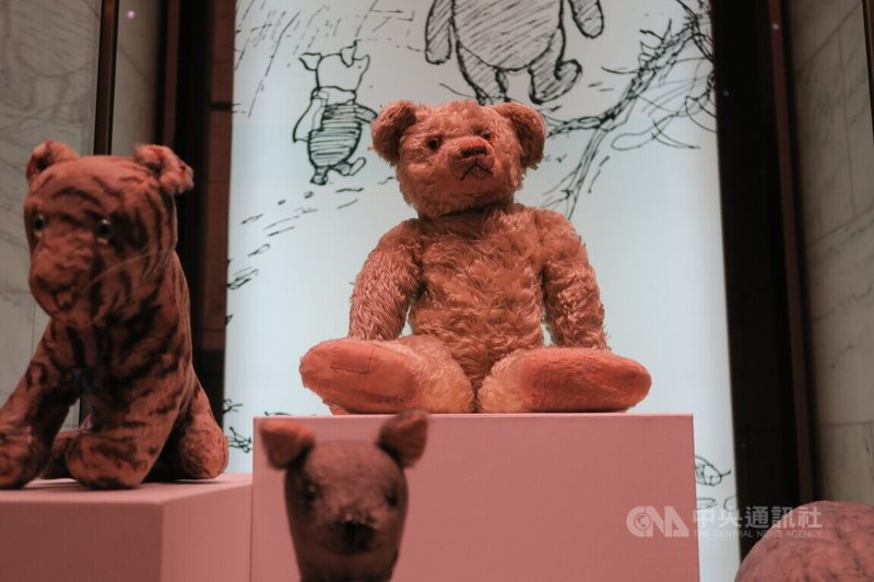 紐約公共圖書館展廳陳列「小熊維尼與朋友們」出版社贈送的原始玩偶,1987年納入館藏。中央社記者尹俊傑紐約攝 111年7月25日