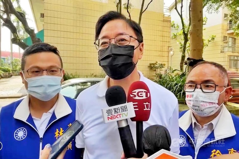 民進黨桃園市長參選人林智堅論文事件，台大審定委員會召集人蘇宏達指是「醜聞」，民進黨認為蘇宏達未審先判應迴避。國民黨桃園市長參選人張善政（中）25日表示，政治力介入學校很不好，執政黨務必展現尊重學術倫理的心。中央社記者吳睿騏桃園攝  111年7月25日