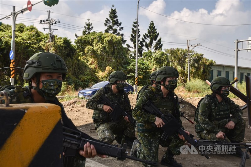國軍漢光38號實兵演習25日登場,陸軍第3作戰區實施台北港保衛戰與淡水河反突擊科目,由陸軍步兵109旅現役軍官率領14天新制的教召部隊進行操演。中央社記者趙世勳攝 111年7月25日