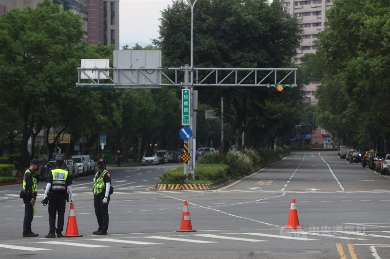 台北市信義區街道淨空,警察引導人員離車疏散。中央社記者吳家昇攝 111年7月25日