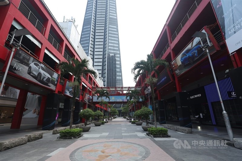 台北市信義商圈在警報發布後人群疏散宛如空城。中央社記者吳家昇攝 111年7月25日