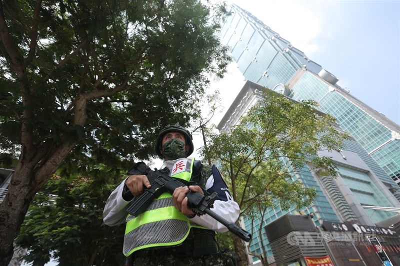 台北市25日萬安演習警報施放期間實施全市人員離車疏散,信義商圈在警報發布後,憲兵引導行人至捷運站避難,並有憲兵荷槍實彈在台北101大樓周邊警戒。中央社記者吳家昇攝 111年7月25日
