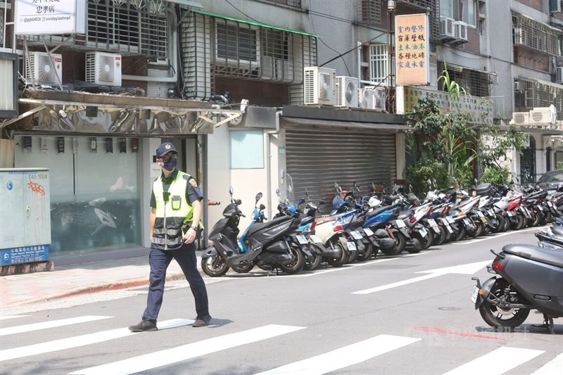 台北市信義區警察引導民眾疏散避難,並巡視是否有人員出入。中央社記者吳家昇攝 111年7月25日