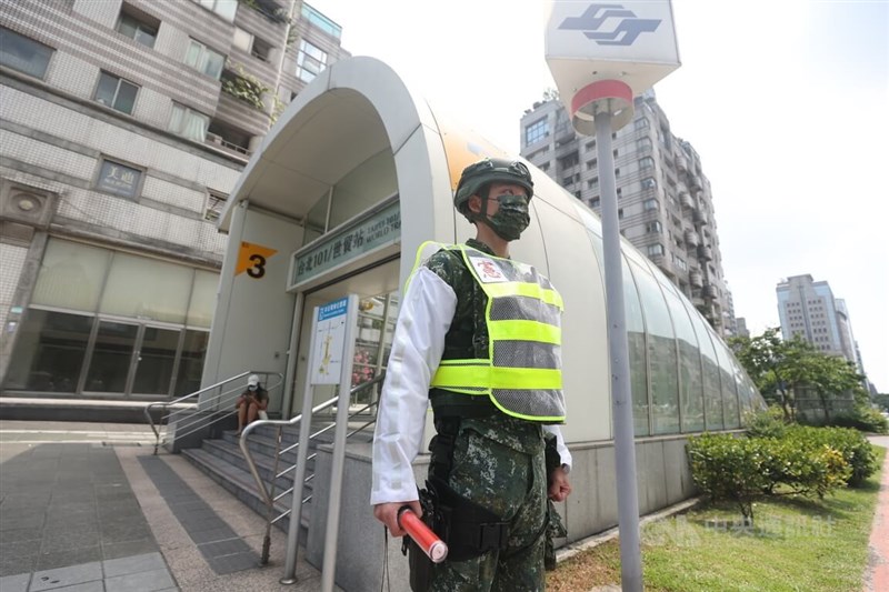 憲兵引導行人至捷運站避難,並在出入口巡視。中央社記者吳家昇攝 111年7月25日