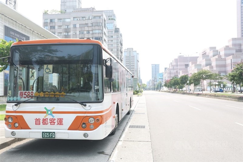 台北市信義商圈在警報發布後,司機須離車疏散,公車空無一人。中央社記者吳家昇攝 111年7月25日