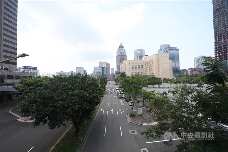 台北市信義商圈在警報發布後車輛疏散宛如空城。中央社記者吳家昇攝 111年7月25日