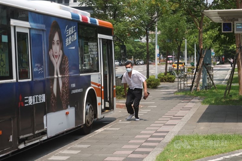 台北市信義商圈在警報發布後,司機離開車輛疏散。中央社記者吳家昇攝 111年7月25日