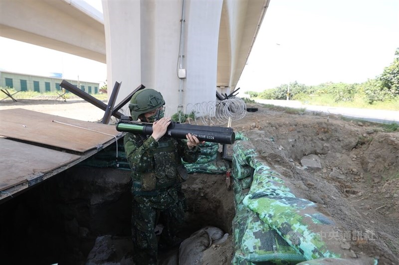 國軍漢光38號演習25日展開,為期14天新制教召官兵也首次投入漢光,於新北八里臨港大道一帶挖掘壕溝及地堡,圖為官兵手持六六火箭彈待命。中央社記者趙世勳攝 111年7月25日