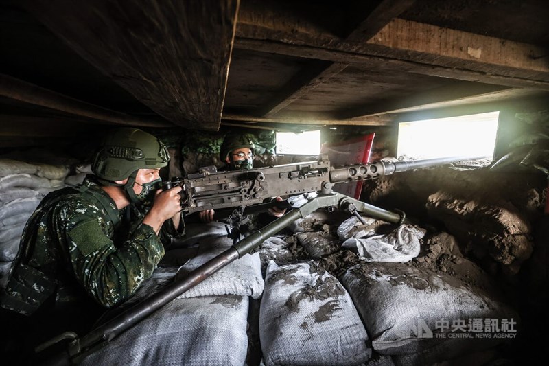 「國軍漢光38號實兵演習」25起至29日實施,仿照俄烏戰爭中守土模式,新北八里淡江大橋下挖設「戰壕系統」,圖為25日上午國軍於戰壕內架設機槍模擬戰事操演,阻絕敵軍進入八里區城鎮前。中央社記者趙世勳攝 111年7月25日