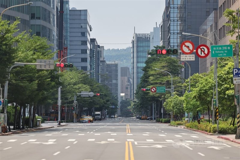 台北市內湖科技園區在空襲警報發布後,主要街道空無人車。中央社記者王飛華攝 111年7月25日