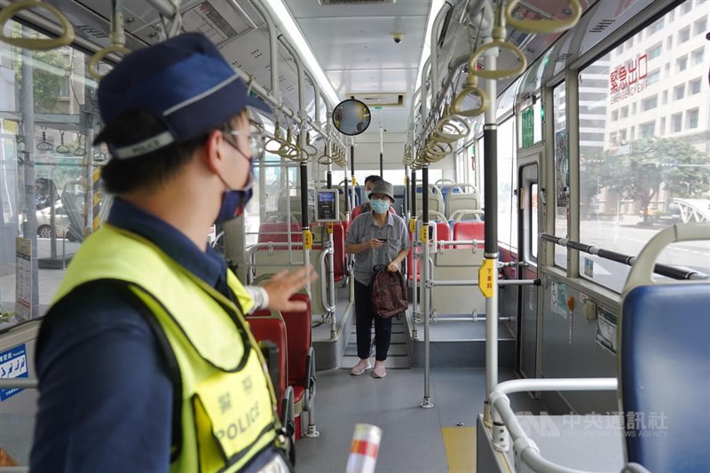 北市員警登車引導乘客下車疏散。中央社記者孫仲達攝 110年7月25日