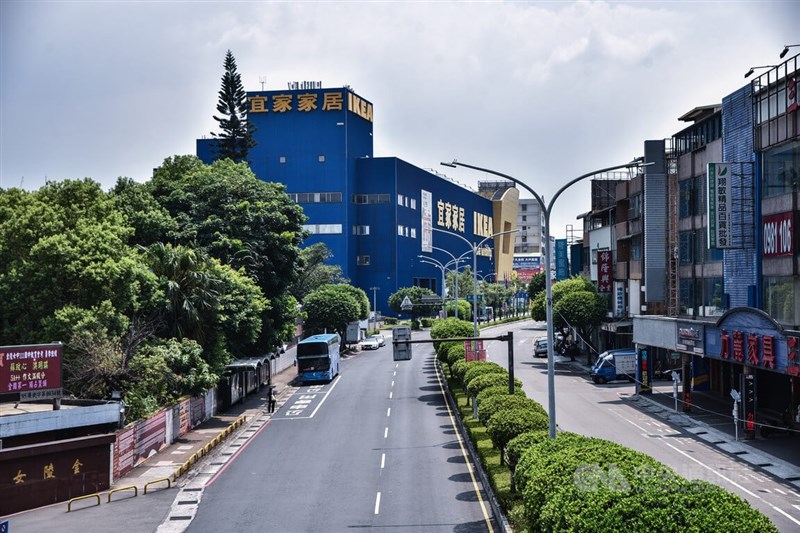 新北市新莊區街道上不見人車。中央社記者趙世勳攝 111年7月25日
