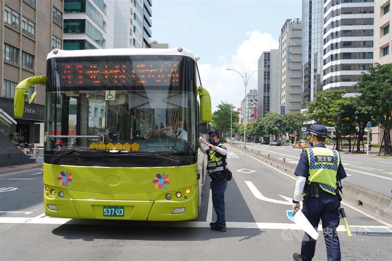 台北市員警在松江路上指揮公車靠邊停放。中央社記者孫仲達攝 110年7月25日