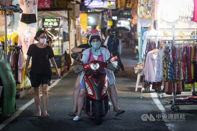圖為民眾戴口罩在台北士林區一處傳統市場採買。中央社記者吳家昇攝 111年7月24日