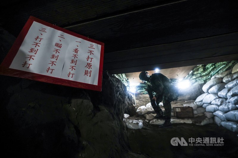「國軍漢光38號演習」25日展開,新制教召部隊首次投入漢光,並在受徵用民間廠商重機具協助下,於新北八里臨港大道一帶挖掘近百公尺長的壕溝及地堡,內部可見「三不打原則」。中央社記者趙世勳攝 111年7月25日