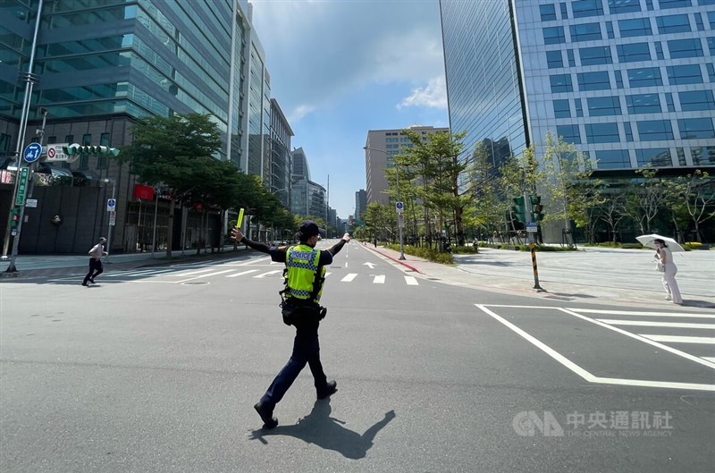 台北市內湖科技園區警察引導民眾就近疏散避難。中央社記者王飛華攝 111年7月25日