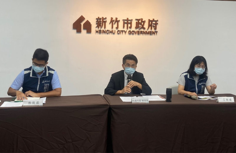 新竹市政府25日開記者會,代理市長陳章賢(中)表示,已成立新竹市立棒球場改善小組,在球場改善完成前,不會進行任何一場賽事,將提出相關改善方案,等期程確定後再公布。(新竹市政府提供)中央社記者郭宣彣傳真 111年7月25日