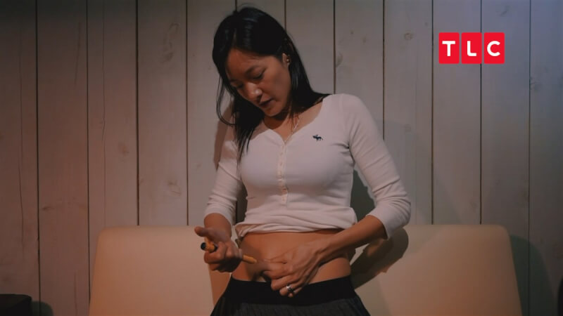 在紀錄片「心跳:生命奇蹟」裡,Janet發覺自己自然受孕率低,開始尋求專業幫助,並在不孕症的療程中學會自己注射藥劑。(TLC提供)中央社記者葉冠吟傳真 111年7月25日