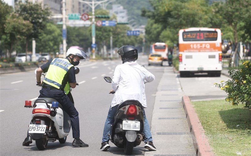 北市信義商圈在警報發布後,警察引導人車就近疏散。中央社記者吳家昇攝 111年7月25日