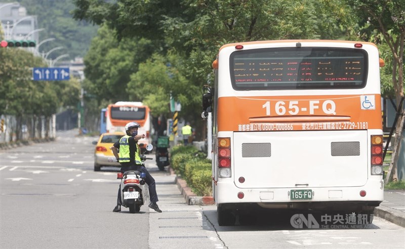 北市警察引導司機離開車輛疏散。中央社記者吳家昇攝 111年7月25日