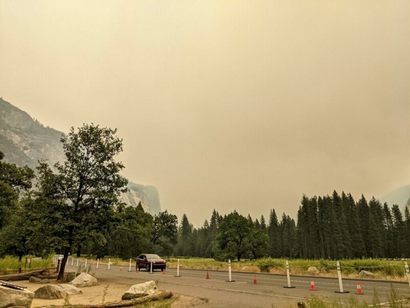 美國加州優勝美地國家公園附近23日爆發的猛烈野火「橡樹大火」，空氣品質急速惡化 。（圖取自facebook.com/YosemiteNPS）