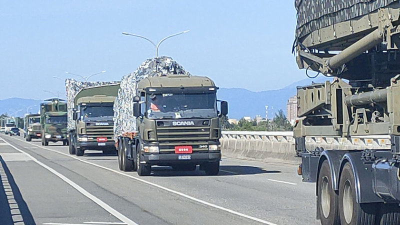國軍漢光38號實兵演習25日登場,東部模擬西部基地遭導彈襲擊,有一支機動飛彈部隊,在憲兵護衛下,沿省道台11線前進往北成功鎮方向行駛,轉移陣地。(民眾提供)中央社記者李先鳳傳真 111年7月25日