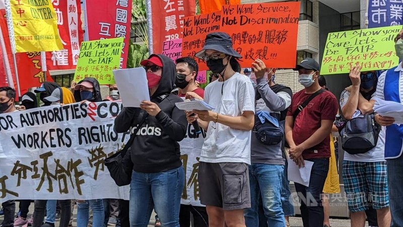 TIWA台灣國際勞工協會25日與多名移工在高雄市政府四維行政中心前抗議,移工現身說法表示,發現雇主楠梓電子有加班費計算不當等問題,甚至剝奪自己難得可回家團聚的年假,向勞工局陳情卻收到「所有都做了、沒有任何違法」的說法,認為政府未善盡調查責任。中央社記者曾以寧攝 111年7月25日