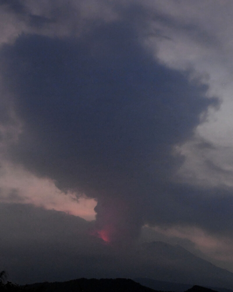 日本九州的櫻島火山24日噴發。（共同社）