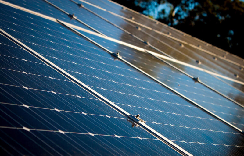 多數太陽能板在攝氏25度進行測試，這是提供太陽能板發電的最佳條件，若高於攝氏25度，無論陽光有多明亮，太陽能板發電效能會開始下降。（圖取自Pixabay圖庫）