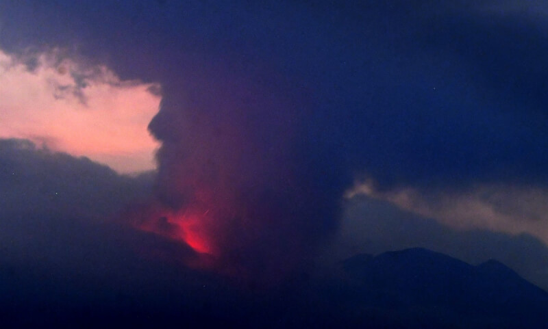 日本九州的櫻島火山24日噴發，未傳出災情。（共同社）